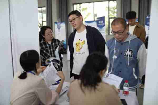 高科技企业对接高校，海淀区西三旗街道举办人才进园区专场招聘会