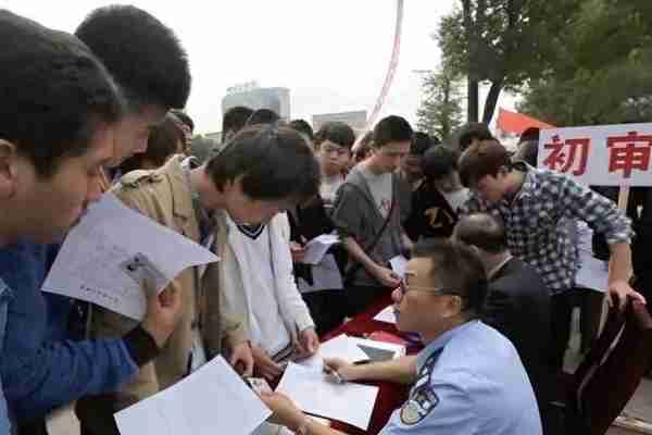 “错在我”，女生考公政审被刷，问题出在母亲身上，后悔已没用