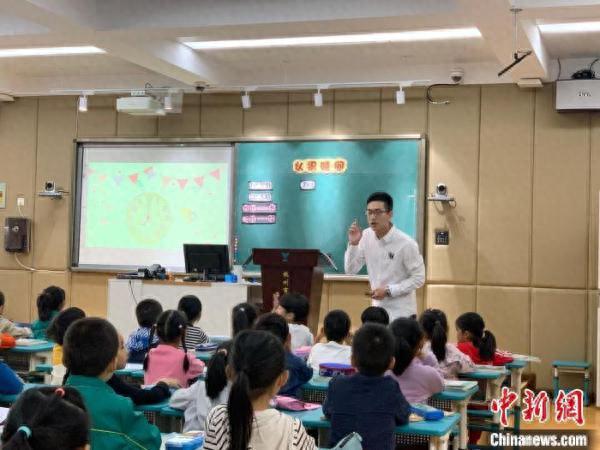 杭州教育观察：名校毕业生扎堆中小学岗位，图啥？